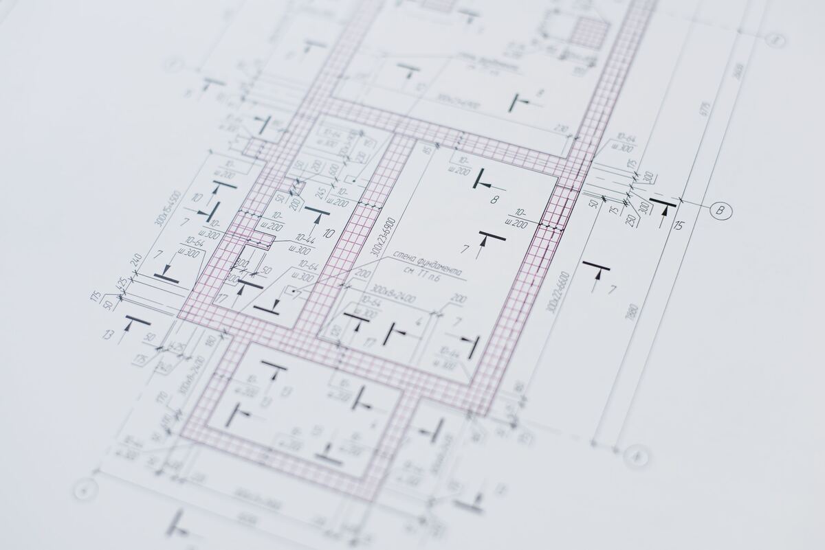 Planta técnica de uma habitação com medidas e linhas de construção