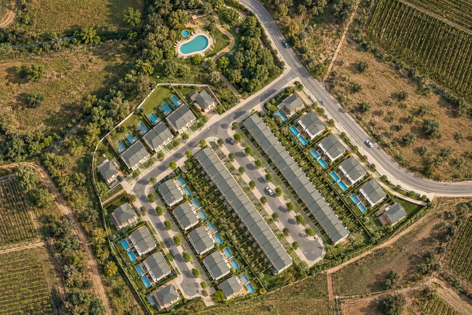 Vista aérea vertical do loteamento da Quinta da Várzea, com os lotes, arruamentos, jardins e a piscina comum